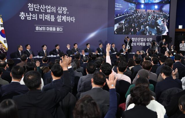 이재명 대통령이 지난 5일 충남 천안시 한국기술교육대학교에서 열린 '충남의 마음을 듣다' 타운홀미팅 간담회에서 충남·대전 통합과 관련한 참석자 의견을 거수로 확인하고 있다. [사진=연합뉴스]