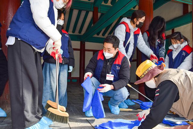 현대모비스 임직원과 가족들이 경남 창원에 위치한 진해현 관아에서 목조건축물 먼지제거 활동, 건물 내외 청소 등 문화재 보존 활동을 진행하고 있다.&nbsp;[사진=현대모비스]