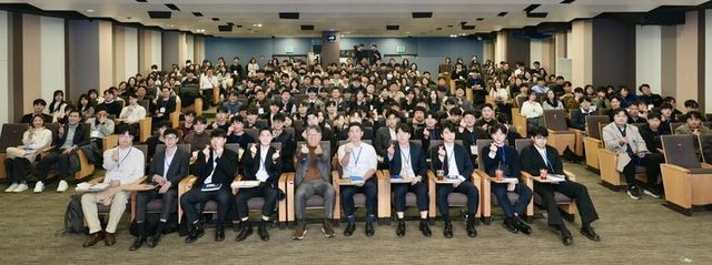 2025 웰컴 투 KG 신입 및 경력 입사자들과 단체사진. [사진=KG그룹]