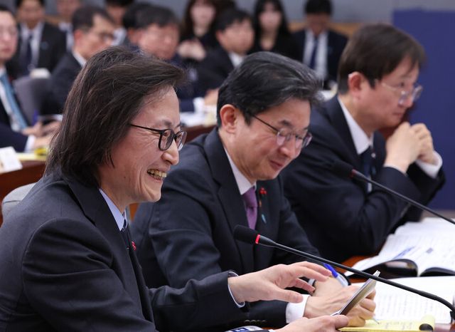 주병기 공정거래위원장이 19일 정부서울청사 별관에서 열린 금융위원회·공정거래위원회 업무보고에서 이재명 대통령의 질문에 답하고 있다. (왼쪽부터) 주병기 공정거래위원장, 이억원 금융위원장, 이찬진 금감원장. [사진=연합뉴스]