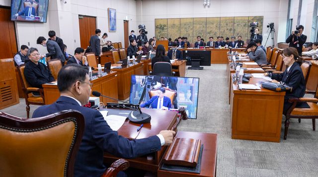 국회&nbsp;김교흥&nbsp;문화체육관광위원회 위원장이 19일&nbsp;국회에서 열린 문체위 전체 회의에서 '한복문화산업 진흥법'을 처리하고 있다.[사진=연합뉴스]