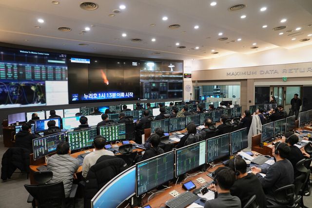 27일 대전 한국항공우주연구원 위성종합관제실에서 연구진들이 차세대중형위성 3호 위성 관제 작업을 수행하고 있다. [사진=항우연]