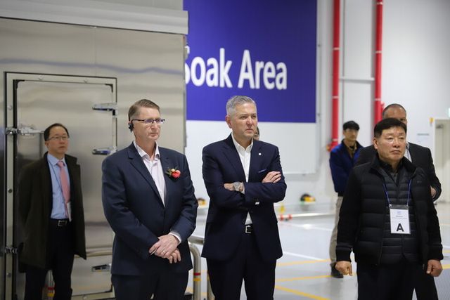 헥터 비자레알 GM 한국사업장 사장(왼쪽에서 두번째). [사진=한국GM]