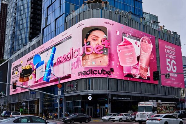 에이피알 메디큐브 미국 LA 목시(MOXY) 호텔 전광판 옥외광고. [사진=에이피알]