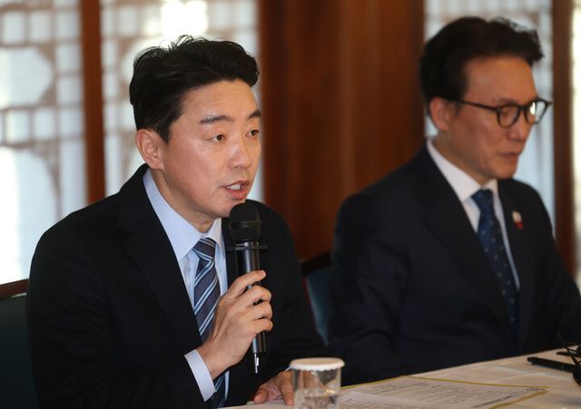 강훈식 대통령 비서실장이 21일 종로구 삼청동 총리공관에서 열린 고위당정협의회에서 발언을 하고 있다. [사진=연합뉴스]