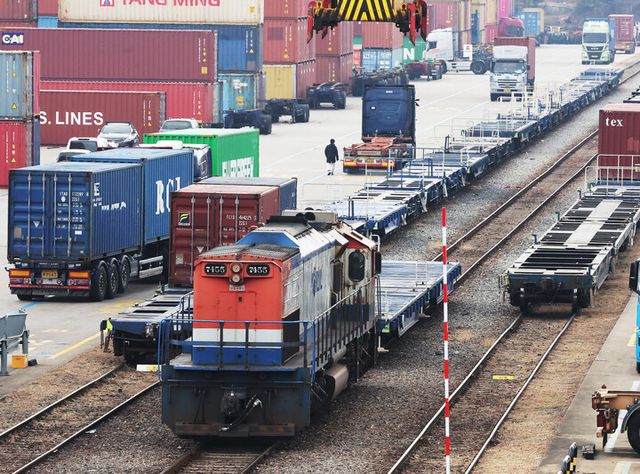 민주노총 공공운수노조 전국철도노동조합이 예고한 총파업을 하루 앞둔 10일 경기도 의왕시 내륙컨테이너기지(ICD)에서 화물열차가 이동하고 있다.[사진=연합뉴스]