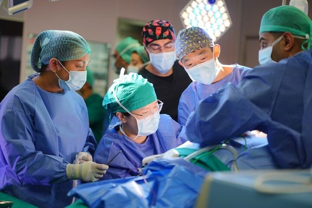 성태연 서울아산병원 내분비외과 교수(왼쪽 두 번째)가 쿠웨이트에서 고난도 갑상선 재발 환자 수술법을 전수하고 있다. [사진=서울아산병원]