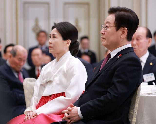 이재명 대통령과 김혜경 여사가 22일 청와대 영빈관에서 열린 대한노인회 초청 오찬에서 이중근 대한노인회장의 발언을 듣고 있다. [사진=연합뉴스]