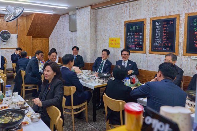 이재명 대통령이 23일 해양수산부 청사에서 국무회의를 마친 뒤 부산 부산진구 부전시장을 찾아 국무위원들과 오찬을 하고 있다. [사진=대통령실]