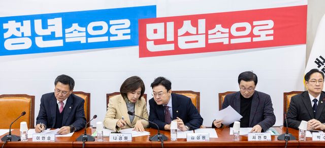 국민의힘 지방선거 총괄기획단 위원장인 나경원 의원(왼쪽 두 번째)과 부위원장인 김성원 의원이 23일 국회에서 지선 총괄기획단 전체 회의에서 대화하고 있다.[사진=연합뉴스]