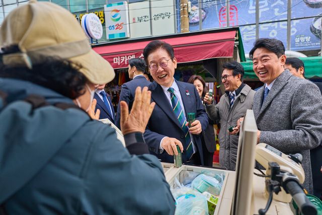 재명 대통령이 23일 해양수산부 청사에서 국무회의를 마친 뒤 부산 부산진구 부전시장을 찾아 상인들과 이야기를 나누고 있