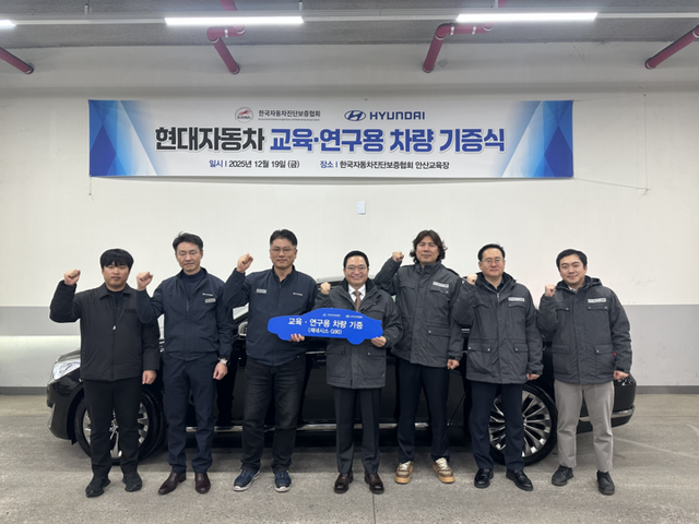 (가운데) 정욱 한국자동차진단보증협회 회장. [사진=자동차진단보증협회]