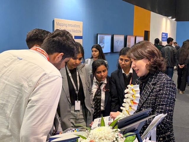 WHO 전통의학 글로벌 서밋 자생한방병원 부스를 찾은 방문객들이 설명을 듣고 있다. [사진=자생한방병원]