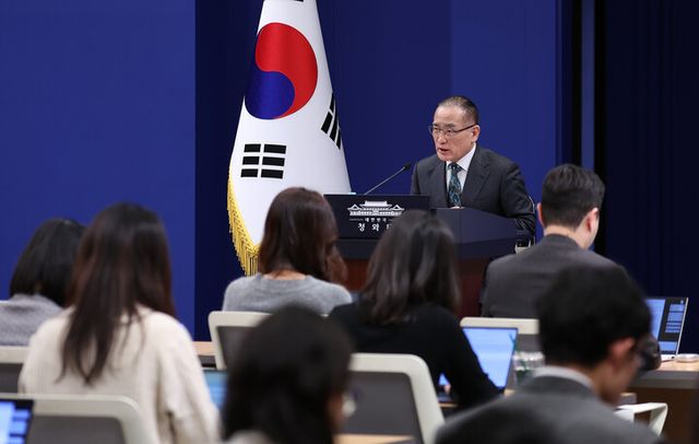 위성락 국가안보실장이 24일 청와대 춘추관에서 미국·캐나다·일본 방문 관련 브리핑을 하고 있다. [사진=연합뉴스]