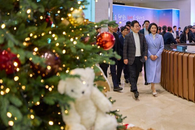 이재명 대통령이 24일 서울 서대문구 신촌세브란스 연세암병원 중입자치료센터에서 열린 희귀질환 환우·가족 간담회에서 발언하고 있다. [사진=연합뉴스]