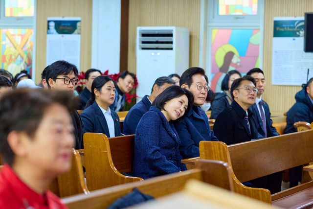 이재명 대통령과 김혜경 여사가 25일 인천 계양구 해인교회에서 열린 성탄 예배에 참석해 설교를 듣고 있다. 해인교회는 1986년 노동자들이 돈을 모아 설립한 민중교회로 출발했으며,&nbsp;이 대통령이 국회의원이었을 때 지역구였던 계양구에 소재한 작은 교회라고 김남준 대통령실 대변인이 서면 브리핑을 통해 설명했다. [사진=대통령실]