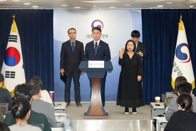 류제명 과학기술정보통신부 제2차관이 29일 서울 종로구 정부서울청사에서 열린 KTㆍLGU+ 침해사고 조사 결과 브리핑에서 취재진 질문에 답하고 있다. 사진=연합뉴스