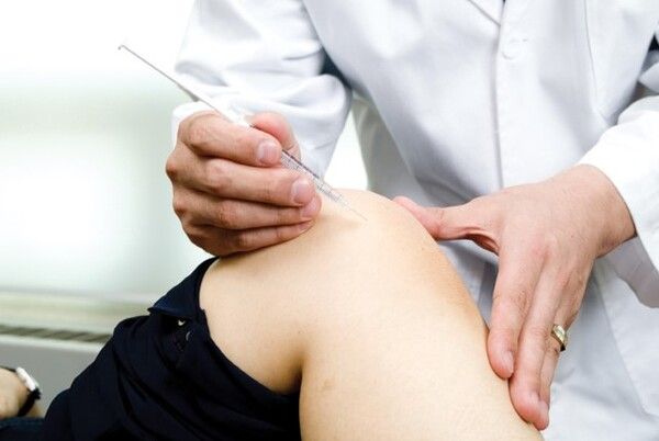 자생한방병원 의료진이 무릎관절염 환자에게 약침 치료를 진행하고 있다. [사진=자생한방병원]