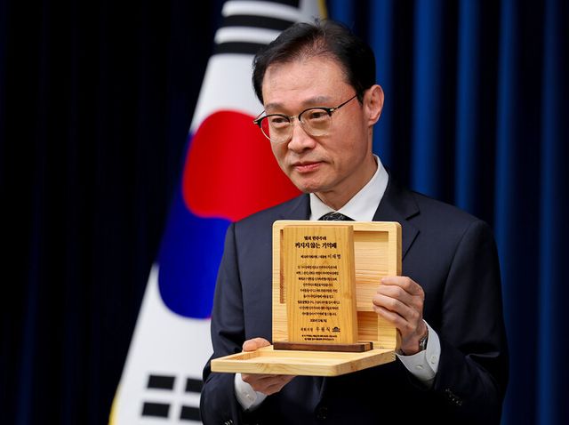 규연 홍보소통수석이 3일 용산 대통령실에서 이날 진행된 이재명 대통령과 5부 요인 오찬 간담회에서 우 의장이 이 대통령에게 전달한 기념패를 들어 보이고 있다. '빛의 민주주의 꺼지지 않는 기억패'라고 이름 붙은 이 기념패는 계엄군이 국회에 난입하는 과정에서 부서진 목재 집기를 활용해 만들었다.규연 홍보소통수석이 3일 용산 대통령실에서 이날 진행된&nbsp;이재명&nbsp;대통령과 5부 요인 오찬 간담회에서 우 의장이 이 대통령에게 전달한 기념패를 들어 보이고 있다.'빛의 민주주의 꺼지지 않는 기억패'라고 이름 붙은 이 기념패는 계엄군이 국회에 난입하는 과정에서 부서진 목재 집기를 활용해 만들었다.&nbsp;