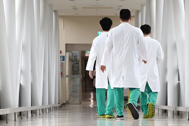 서울의 한 대학병원에서 의료진이 이동하고 있다. [사진=연합뉴스]