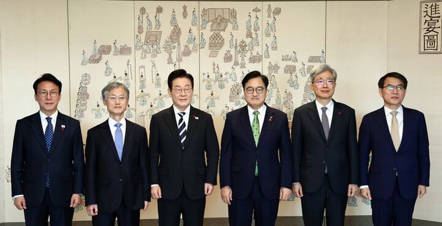 이재명 대통령이 3일 용산 대통령실에서 열린 5부 요인 초청 오찬 간담회에 앞서 기념촬영을 하고 있다. (왼쪽부터) 김민석 국무총리, 조희대 대법원장, 이재명 대통령, 우원식 국회의장, 김상환 헌법재판소장, 노태악 중앙선거관리위원장. [사진=연합뉴스]