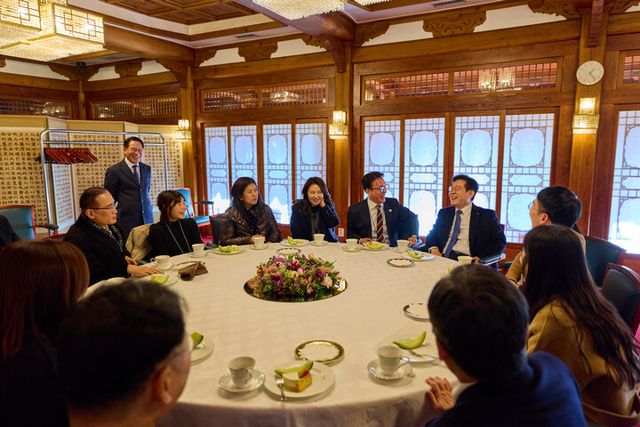 이재명 대통령이 30일 총리 공관 내 삼청당에서 출입기자단과 차담회를 하고 있다. [사진=청와대]