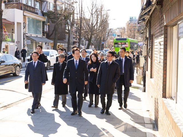 이재명 대통령이 30일 국무회의를 마친 뒤 김민석 국무총리, 구윤철 부총리, 위성락 안보실장, 강유정 대변인 등과 함께 청와대 인근 삼청동 거리를 산책하며 오찬 장소로 이동하고 있다. [사진=청와대]