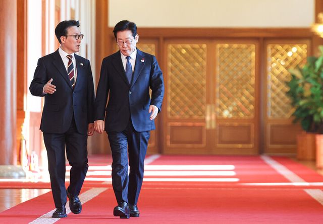 이재명 대통령과 김민석 국무총리가 30일 청와대에서 국무회의에 입장하고 있다. [사진=연합뉴스]