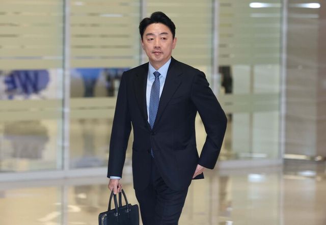 한화에어로스페이스의 다연장 유도무기인 천무 유도미사일의 3차 수출 계약 체결을 지원한 강훈식 대통령비서실장이 30일 인천국제공항 제2여객터미널을 통해 귀국하고 있다. [사진=연합뉴스]