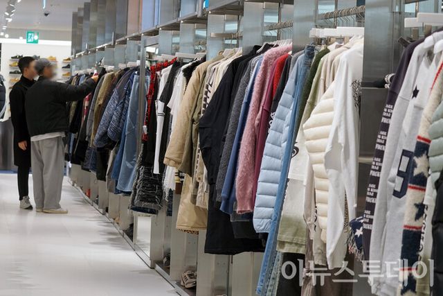 서울 용산구 아이파크몰 ‘무신사 메가스토어 용산’에서 방문객들이 진열된 옷들을 살펴보고 있다. [사진=이뉴스투데이DB]