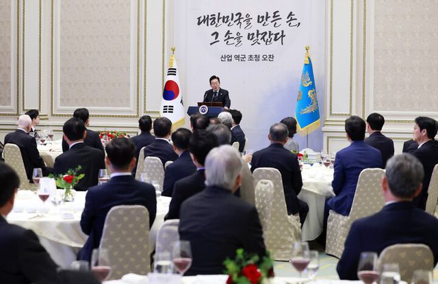 이재명 대통령이 4일 청와대 영빈관에서 열린 산업 역군 초청 오찬 행사에서 발언하고 있다. [사진=연합뉴스]