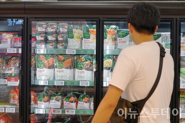 서울 중구 롯데마트 제타플렉스 서울역점에서 한 고객이 진열된 김치를 고르고 있다. [사진=이뉴스투데이DB]