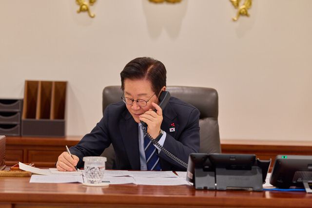 이재명 대통령이 4일 용산 대통령실에서 니쿠쇼르 다니엘 단 루마니아 대통령과 취임 후 첫 통화를 하고 있다. [사진=대통령실]