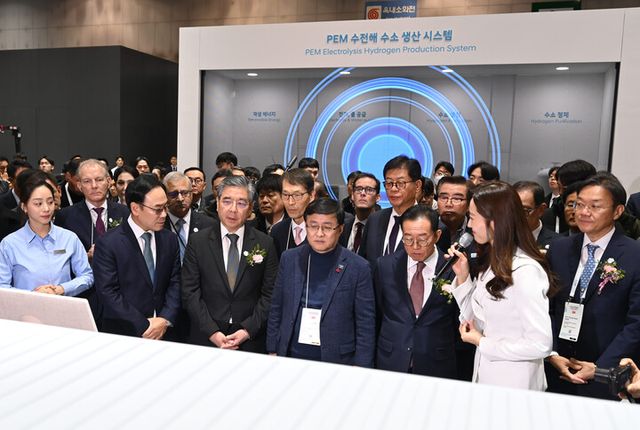 (왼쪽&nbsp;세&nbsp;번째)&nbsp;장재훈&nbsp;현대차그룹&nbsp;부회장과&nbsp;(왼쪽&nbsp;네&nbsp;번째)&nbsp;김성환&nbsp;기후에너지환경부장관이 '월드&nbsp;하이드로젠&nbsp;엑스포&nbsp;2025' 현대차그룹&nbsp;부스를&nbsp;둘러보고&nbsp;있는&nbsp;모습. [사진=현대차그룹]