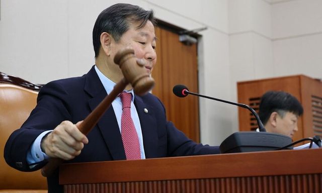 국회 산업통상자원중소벤처기업위원회 이철규 위원장이 4일 서울 여의도 국회에서 열린 제419회 국회(정기회) 산업통상자원중소벤처기업위원회 제9차 전체회의에서 여야 합의에 따라 산자위 대안으로 발의된 반도체특별법을 통과하고 있다. [사진=연합뉴스]