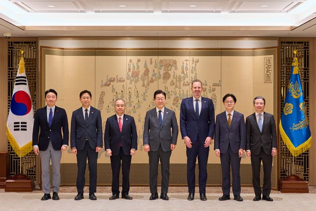 이재명 대통령이 5일 용산 대통령실에서 손정의 소프트뱅크그룹 회장, 르네 하스 암(Arm) 대표와 면담 전 기념촬영을 하고 있다. (왼쪽부터) 강훈식 대통령비서실장, 배경훈 부총리 겸 과학기술정보통신부 장관, 손 회장, 이 대통령, 르네 하스 대표, 김정관 산업통상부 장관, 김용범 정책실장. [사진=대통령실]