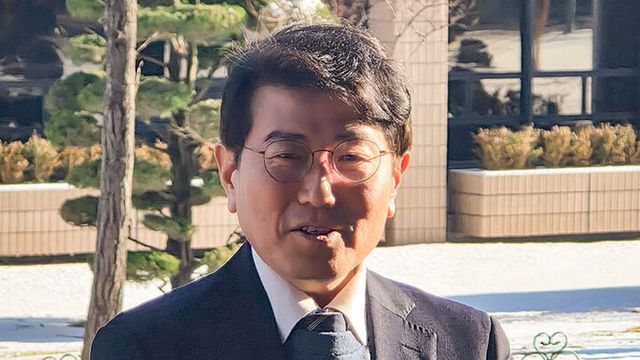 류신환 위원장 직무대행이 출근하며 취재진과 인터뷰하고 있다. [사진=연합뉴스]