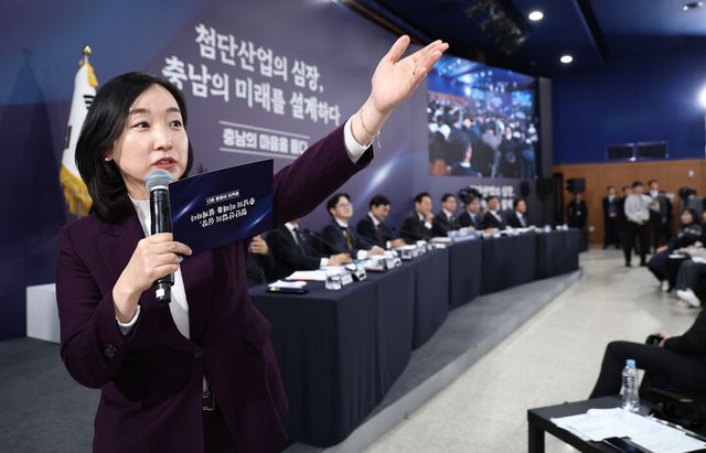 전은수 대통령실 부대변인이 5일 충남 천안시 한국기술교육대학교에서 열린 '충남의 마음을 듣다' 타운홀미팅에서 발언권을 요청한 참석자 중 발언자를 지정하고 있다. [사진=연합뉴스]
