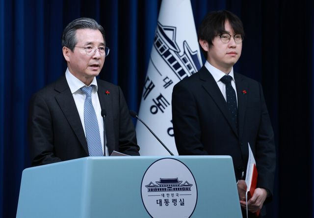 김용범 정책실장이 5일 용산 대통령실 기자회견장에서 이재명 대통령과 손정의 소프트뱅크그룹 회장 면담 관련 브리핑을 하고 있다.오른쪽은 하정우 AI미래기획수석