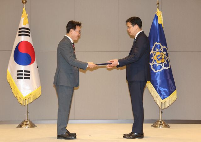 김민석 국무총리가 지난 7월 30일 정부세종청사 총리실 의전행사실에서 강형석 농림축산식품부 차관에게 임명장을 수여하고 있다. [사진=연합뉴스]