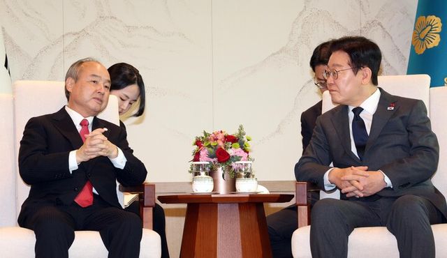 이재명 대통령이 5일 용산 대통령실에서 손정의 소프트뱅크그룹 회장과 면담하고 있다. [사진=연합뉴스]