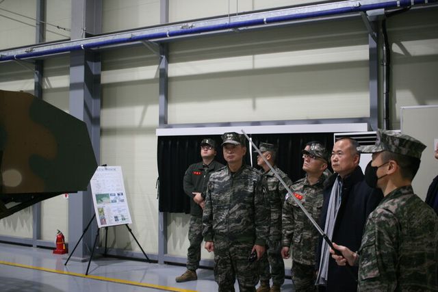 방사청이 성능이 개선된 K1 계열 전차 전술모의훈련장비(TMPS)를 운용중인 제2해병사단을 방문해 실제 장비 운용자를 대상으로 임무수행 능력 향상 기여도 등 만족도를 확인했다. [사진=방위사업청]