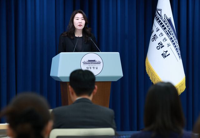 강유정 대변인이 5일 용산 대통령실 기자회견장에서 대통령 손목시계 및 정부부처 업무보고 관련 브리핑을 하고 있다. [사진=연합뉴스]