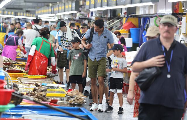 부산 자갈치 시장 돌아보는 외국인 관광객 [사진=연합뉴스]