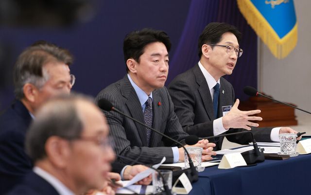 강훈식 대통령 비서실장이 8일 용산 대통령실 청사에서 열린 지방시대위원회 보고회에서 김경수 대통령 직속 지방시대위원장의 발표를 경청하고 있다. [사진=연합뉴스]