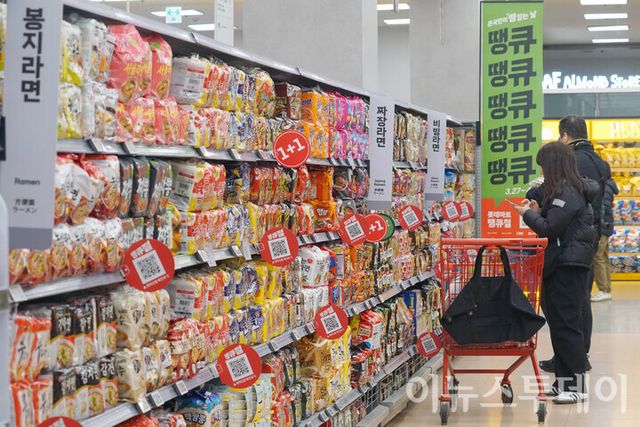 서울 중구 롯데마트 제타플렉스 서울역점에서 한 방문객이 매대 앞에서 라면을 고르고 있다. [사진=이뉴스투데이DB]