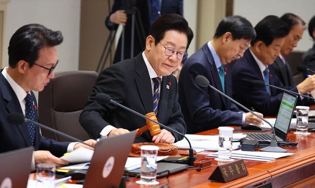 이재명 대통령이 9일 서울 용산 대통령실에서 국무회의 개회를 선언하며 의사봉을 두드리고 있다.&nbsp;[사진=연합뉴스]
