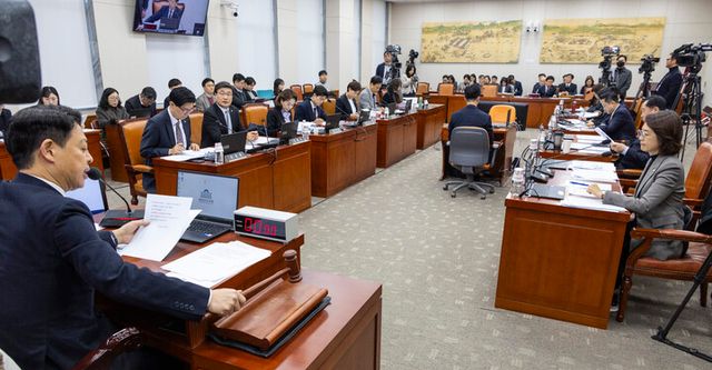 국회 김영호교육위원장이 교육위 전체회의에서 법안을 의결하고 있다. [사진=연합뉴스]