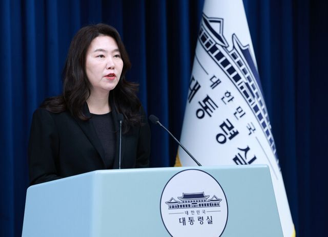 강유정 대변인이 지난 5일 용산 대통령실 기자회견장에서 대통령 손목시계 및 정부부처 업무보고 관련 브리핑을 하고 있다.&nbsp;[사진=연합뉴스]