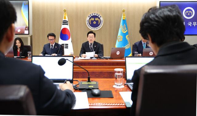 이재명 대통령이 9일 서울 용산 대통령실에서 열린 국무회의를 주재하고 있다.&nbsp;[사진=연합뉴스]
